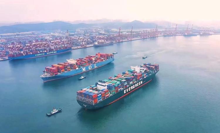 米乐M6 M6米乐山东港口青岛港打造中国式现代化 智慧绿色港口样板(图2)