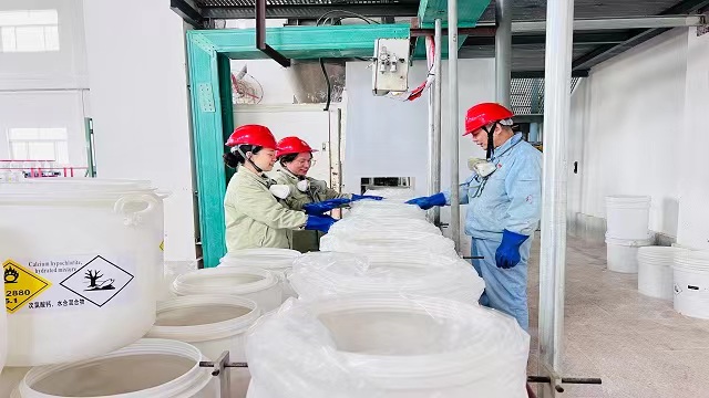 米乐 M6江汉盐化工：漂粉精包装线插上“自动化”翅膀(图1)