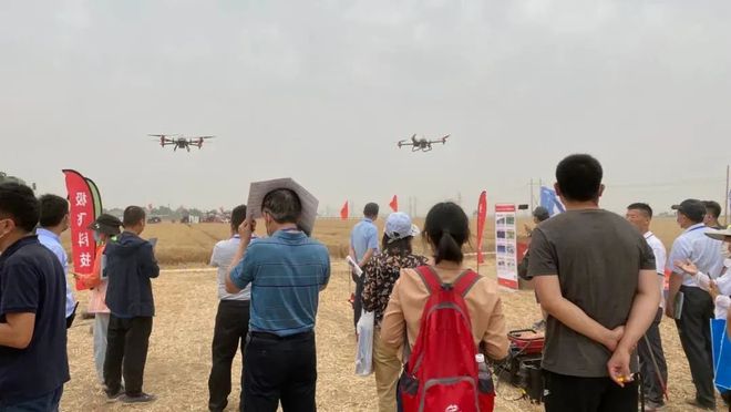 M6 米乐极飞科技智能农机装备亮相“中国田间日”引领智慧范！(图2)