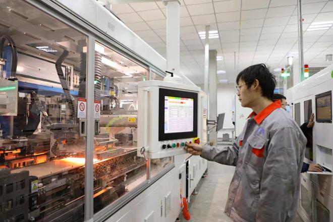 贵州最大自动化光伏组件生产线在威宁建成M6 米乐投产(图3)