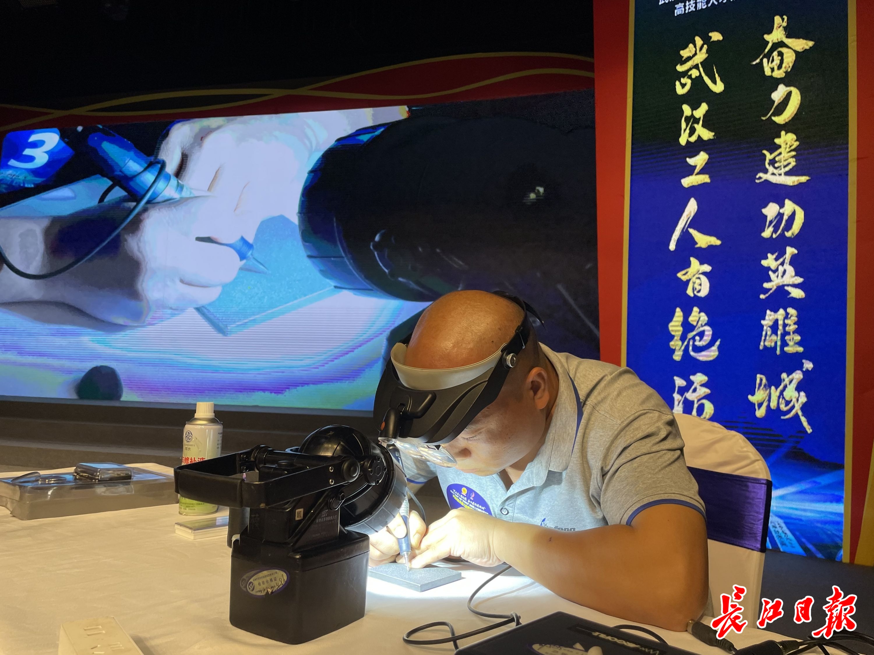 米乐 M6这群武汉人有绝活！他操控机器人剥掉生鸡蛋壳(图1)
