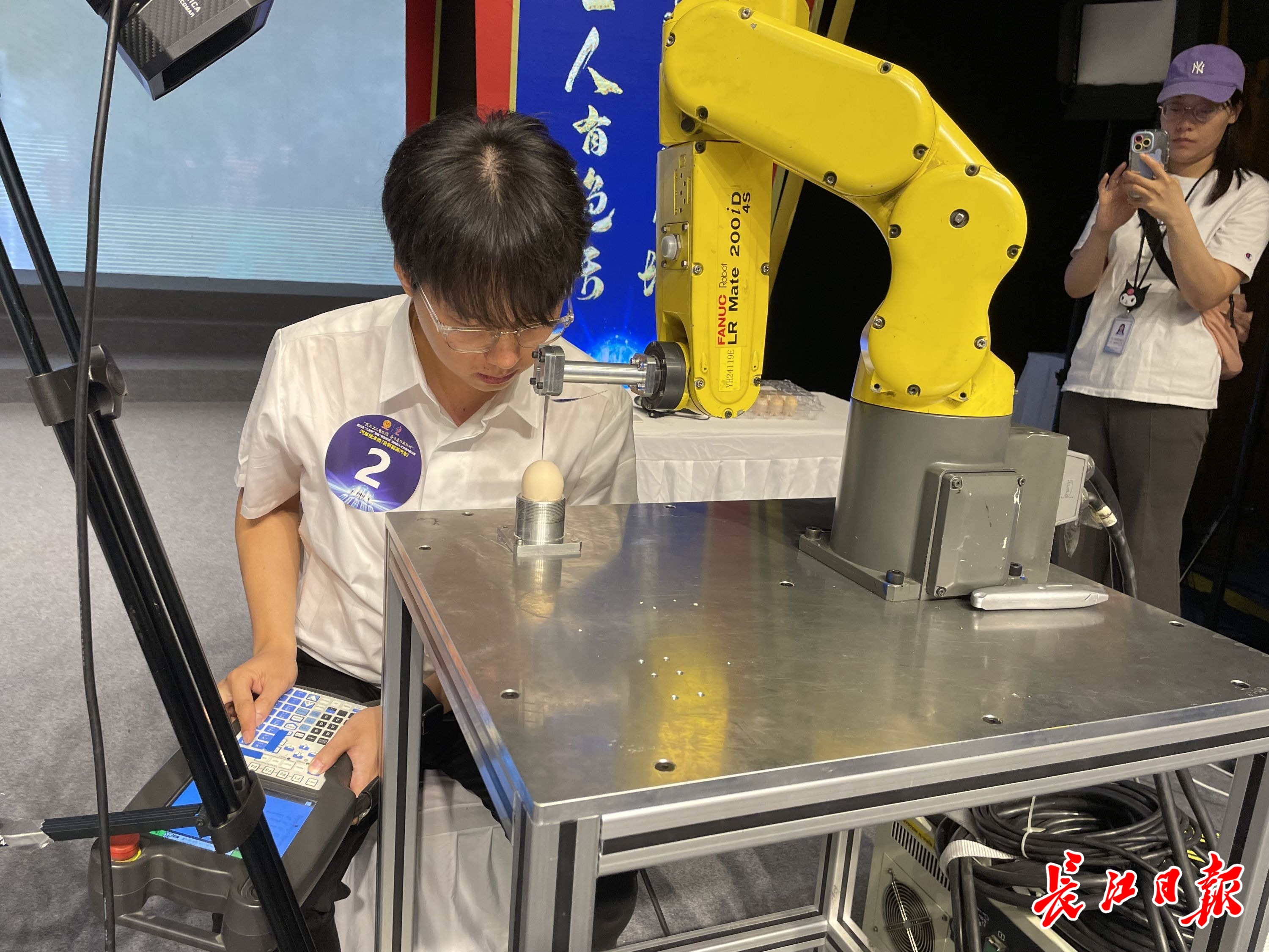 米乐 M6这群武汉人有绝活！他操控机器人剥掉生鸡蛋壳(图2)