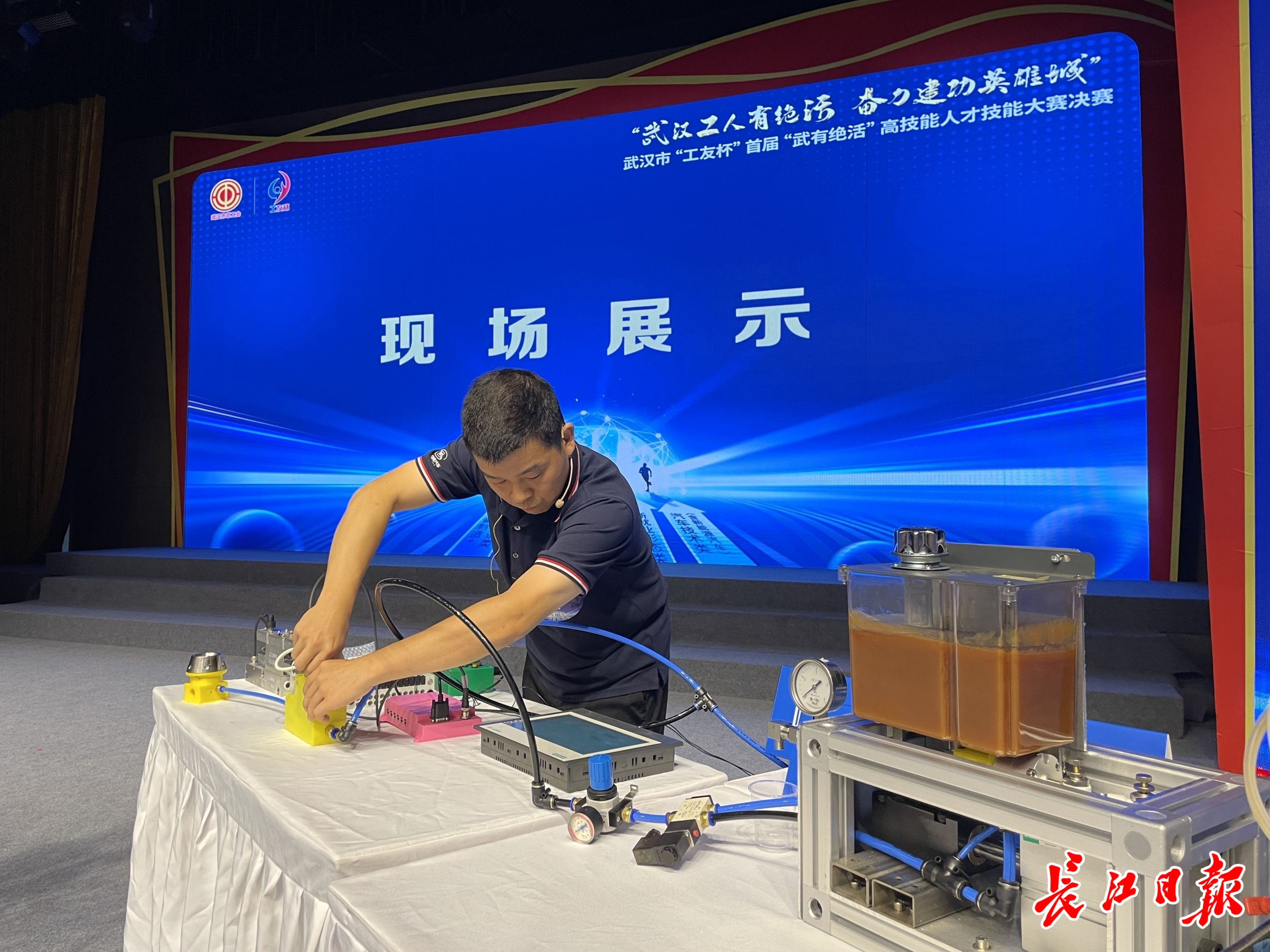 米乐 M6这群武汉人有绝活！他操控机器人剥掉生鸡蛋壳(图3)