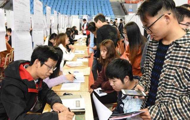 容易考公上米乐 M6岸的6大专业文科生说无压力上岸概率和晋升大(图2)