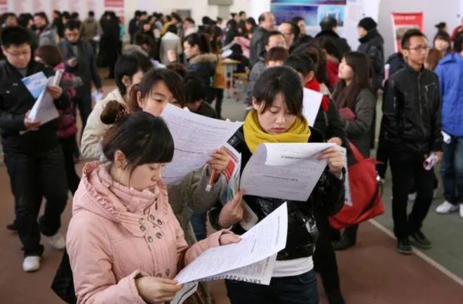 容易考公上米乐 M6岸的6大专业文科生说无压力上岸概率和晋升大(图1)