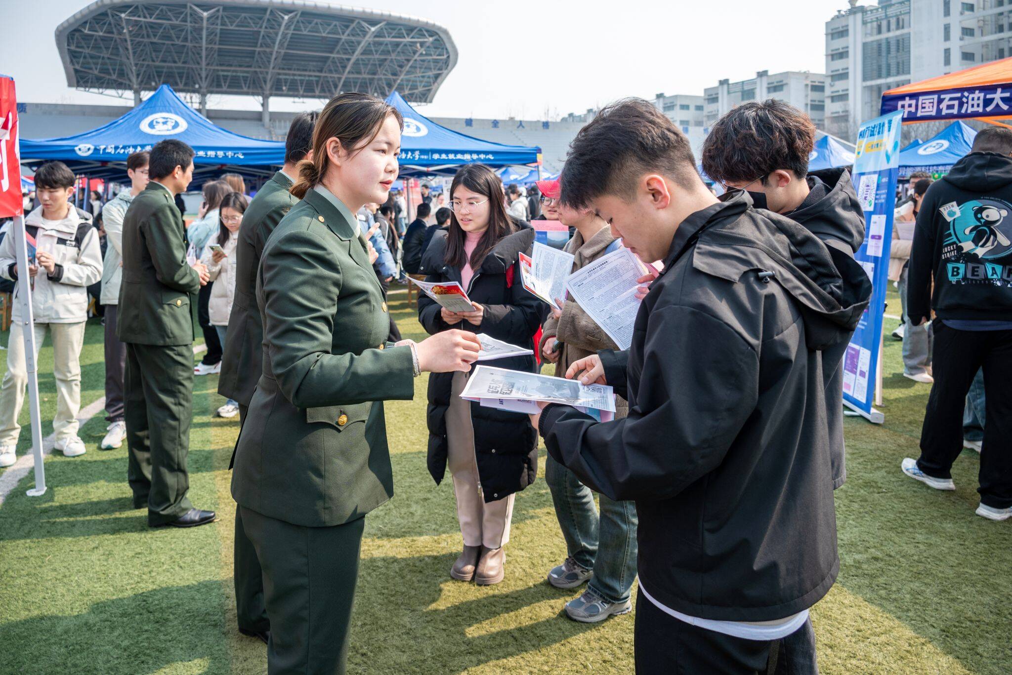 358家企事业单位20000个岗位！中国石油大学（华米乐 M6东）举行2024年首场春季大型校园招聘会(图4)
