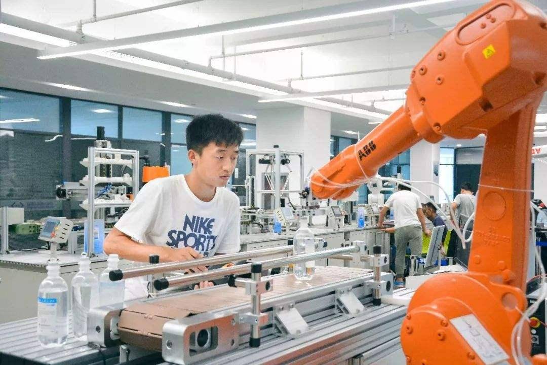 米乐M6 M6米乐本科毕业月工资最高的10大行业高考学子可参考报志愿快看看！(图2)