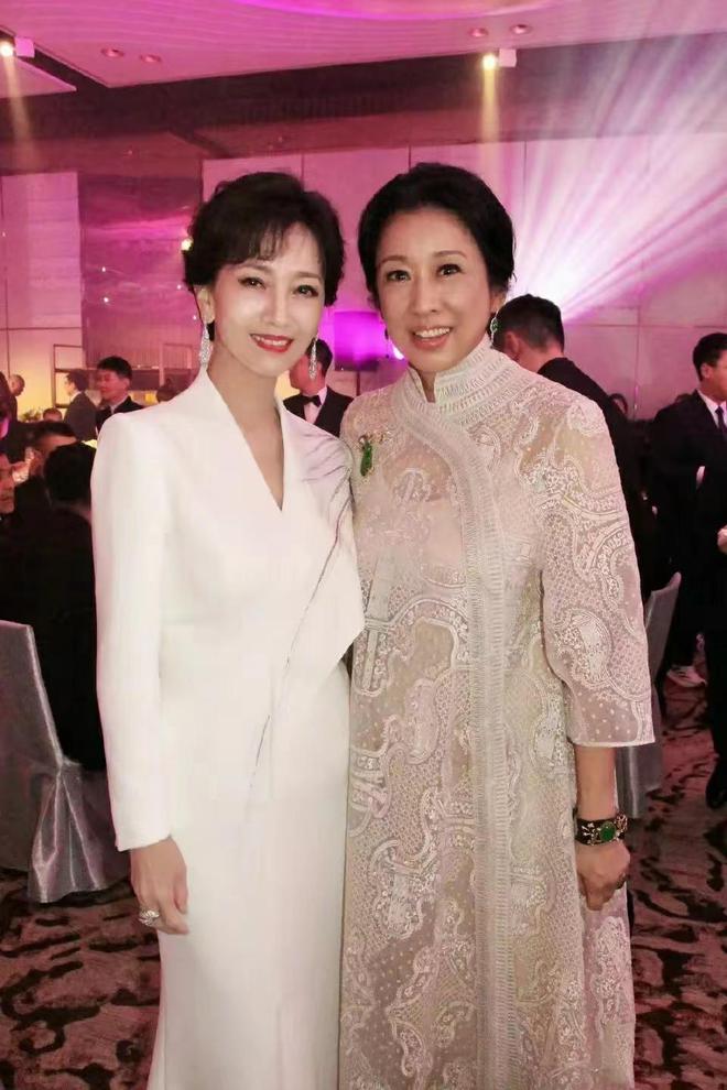 和朱玲玲合影的美女是谁？也太漂亮了吧这气场压过了米乐M6 M6米乐朱玲玲！(图1)