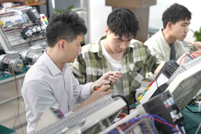 本科生“回炉”读职校自动化工程师成为热门选择M6 米乐(图1)