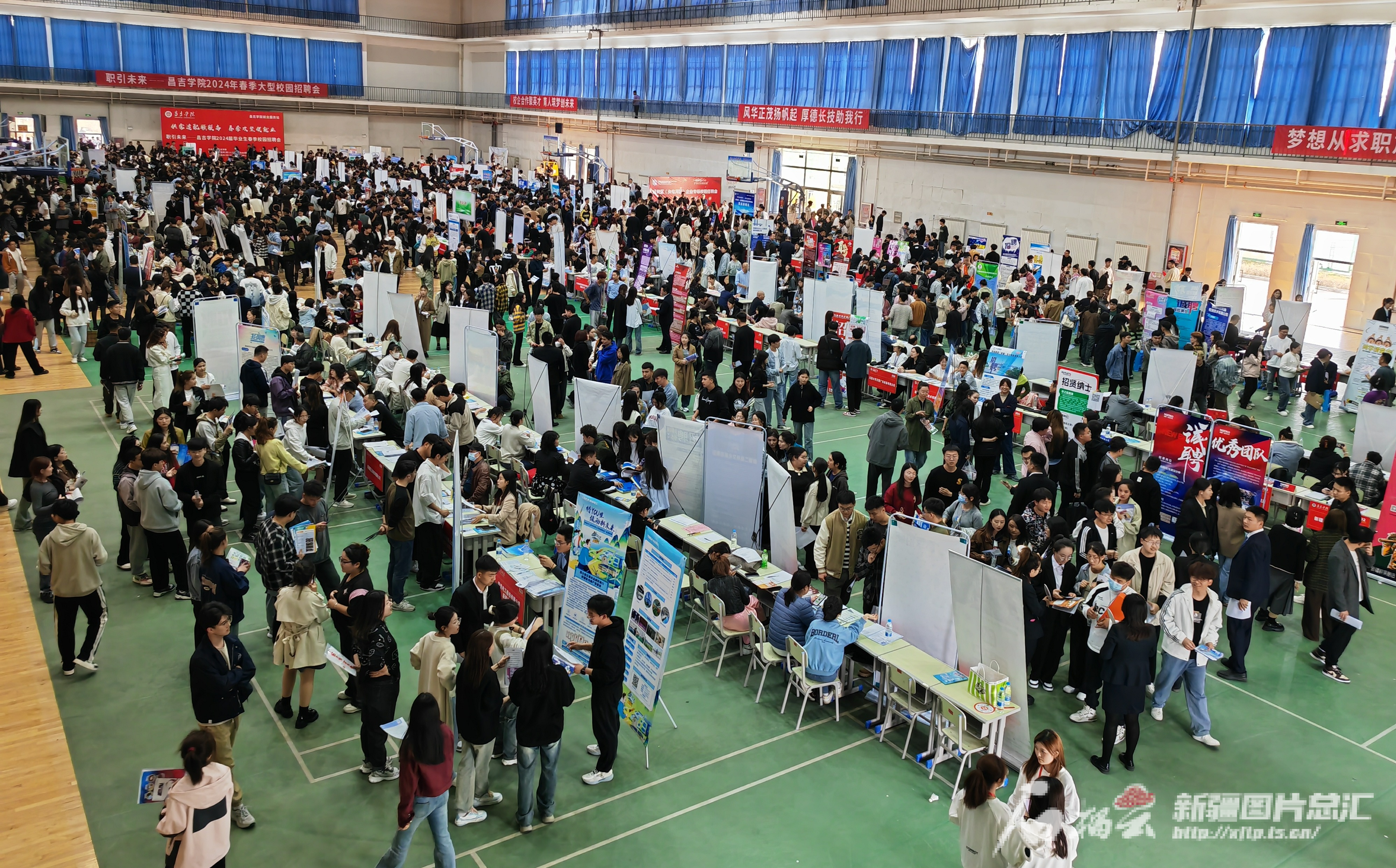 M6 米乐提供岗位7000个昌吉学院应届毕业生校园里乐享就业服务(图1)