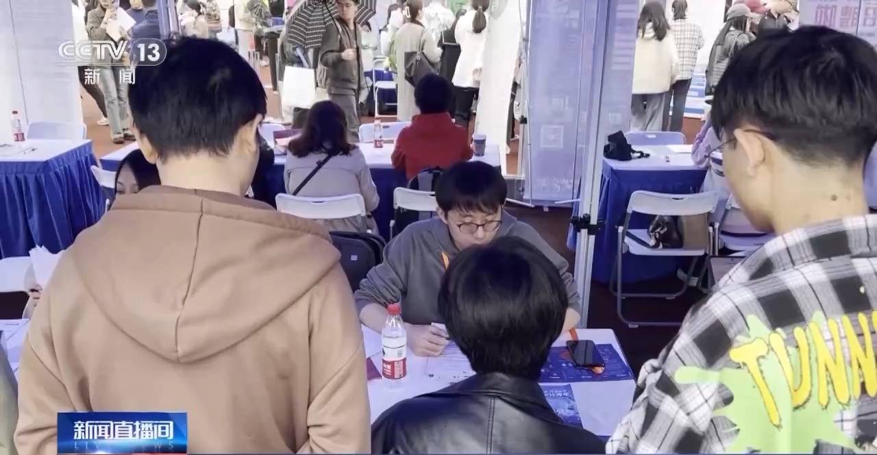 2024年高校毕业生“春招”哪些岗位受欢迎?M6 米乐去招聘现场看看(图7) 2024年高校毕业生“春招”哪些岗位受欢迎?M6 米乐去招聘现场看看(图7)