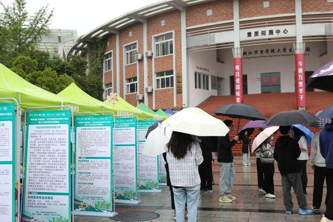 米乐M6 M6米乐让更多本地高校大学生留下来！鄞企校招接二连三(图1)
